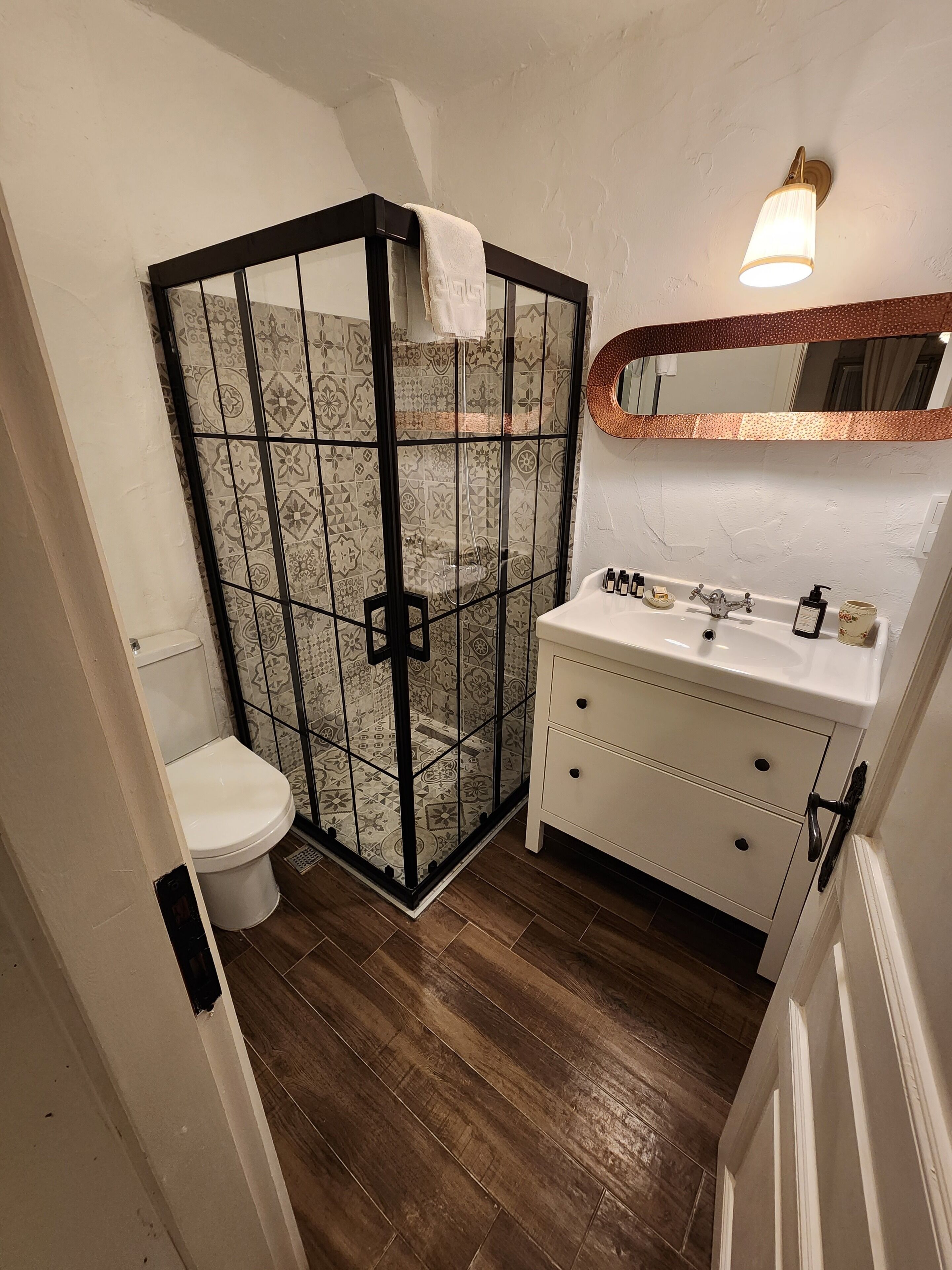 standard double room, garden view, ground floor | bathroom | shower, designer toiletries, hair dryer, slippers