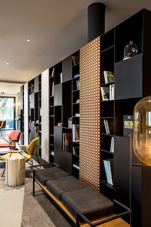 Lobby sitting area - L'IMPRIMERIE Hôtel (Clichy)