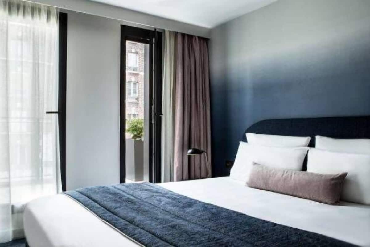 Premium bedding, in-room safe, individually decorated