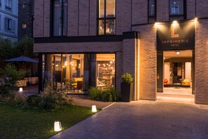 Front of property - evening/night - L'IMPRIMERIE Hôtel (Clichy)