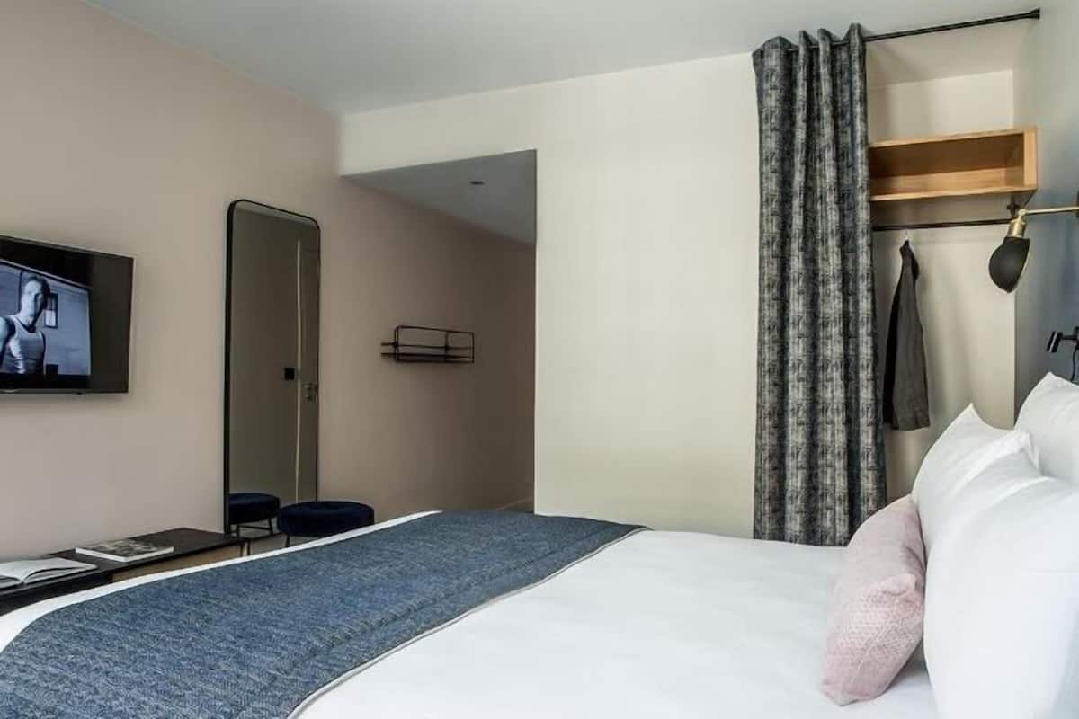 Premium bedding, in-room safe, individually decorated