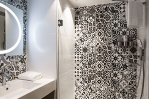 Standard Room | Bilik Mandi | Pancuran mandi, kelengkapan dandanan diri percuma, pengering rambut 