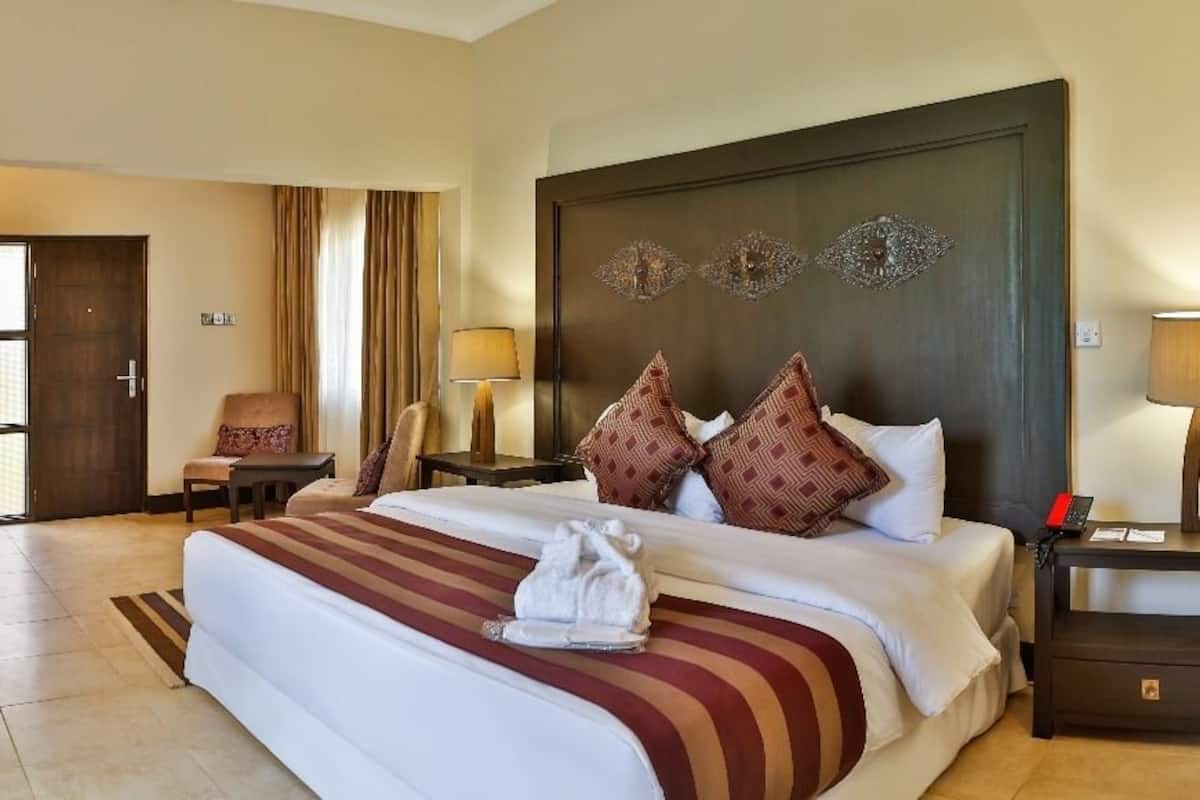 premium bedding, pillow-top beds, minibar, in-room safe