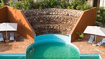 Piscine extérieure, parasols de plage, maîtres-nageurs sur place