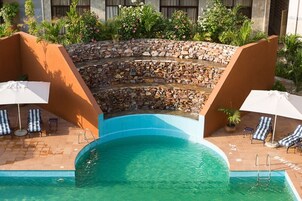 Una piscina al aire libre, sombrillas, guardavidas en la propiedad