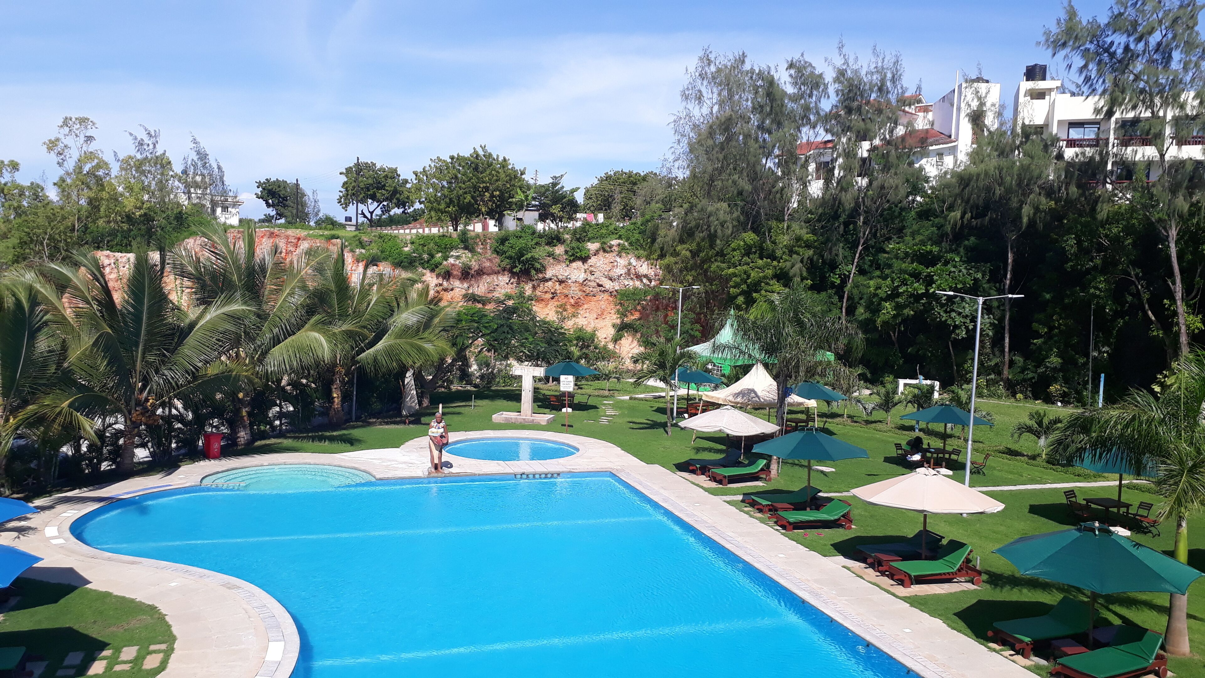 Piscine extérieure, parasols de plage, chaises longues