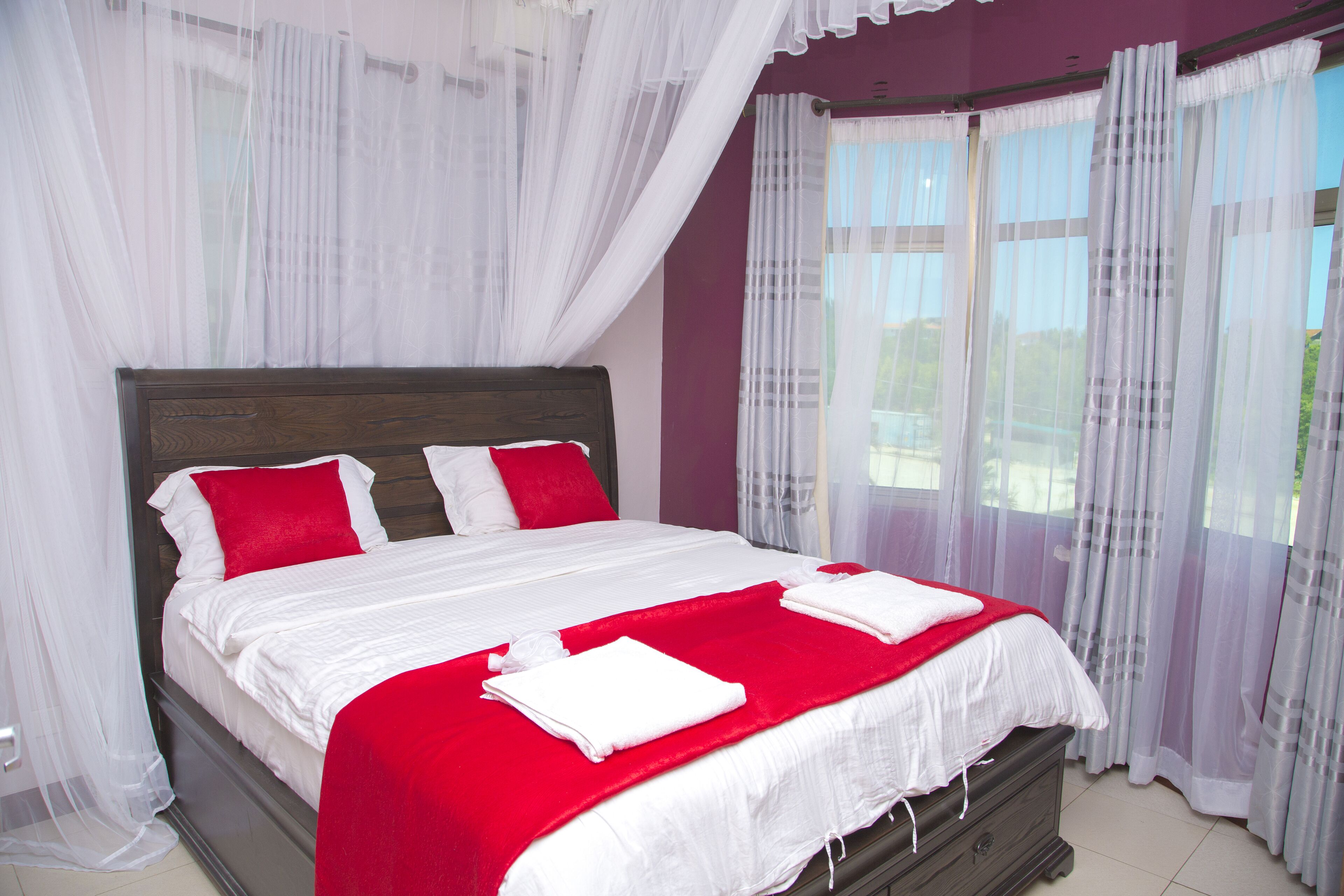 Cortinas blackout, tabla de planchar con plancha y cunas gratuitas 