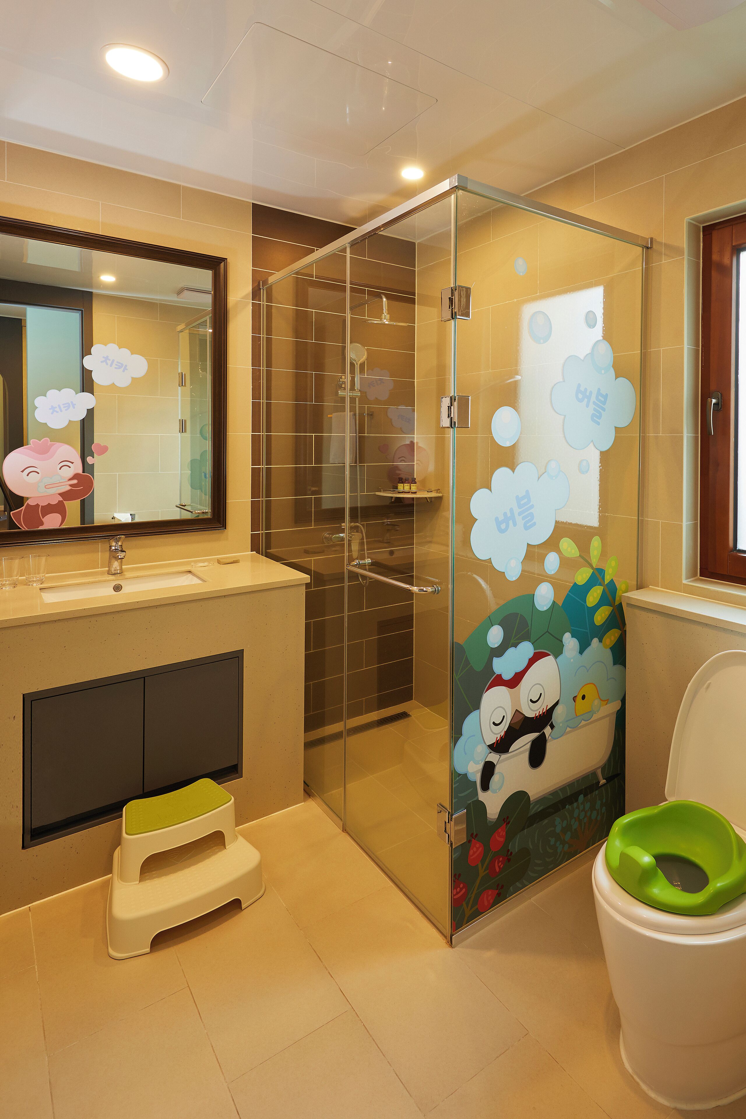 Un baño con cabina de ducha de vidrio, un lavamanos con espejo y un inodoro con asiento verde.