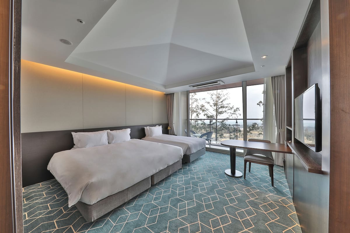 Decoración personalizada, muebles diferentes y cortinas blackout