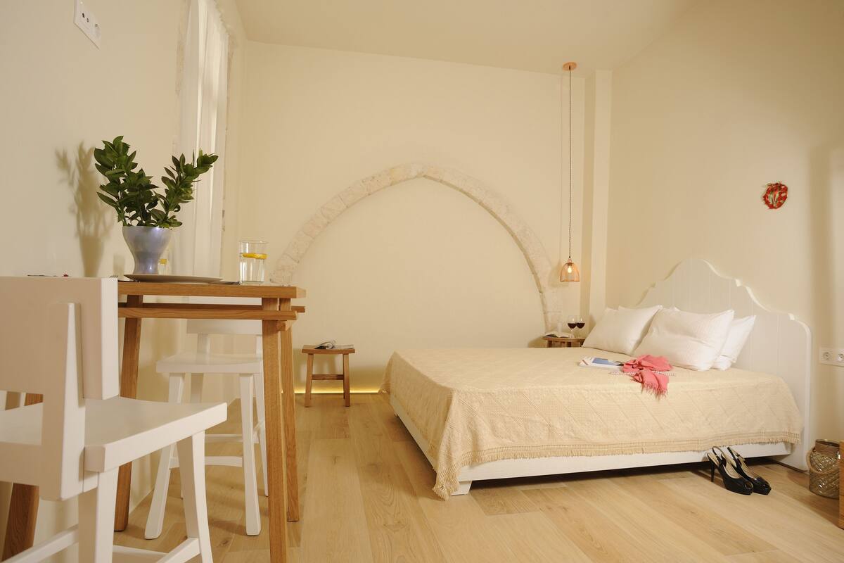 Estudio, vista a la alberca | 1 habitación, caja de seguridad en la habitación y escritorio