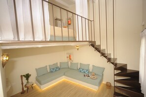 Toetasjesleilighet, 1 soverom, bassengutsikt | Oppholdsområde | En 32-tommers smart-TV med Parabol-TV samt TV