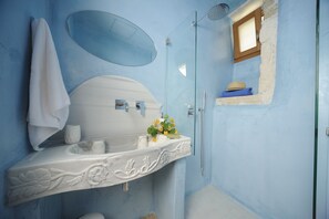 Studio, Pool View | Bathroom | Shower, free toiletries, hair dryer, slippers - Veranda Rossa Suites (Rethymno)