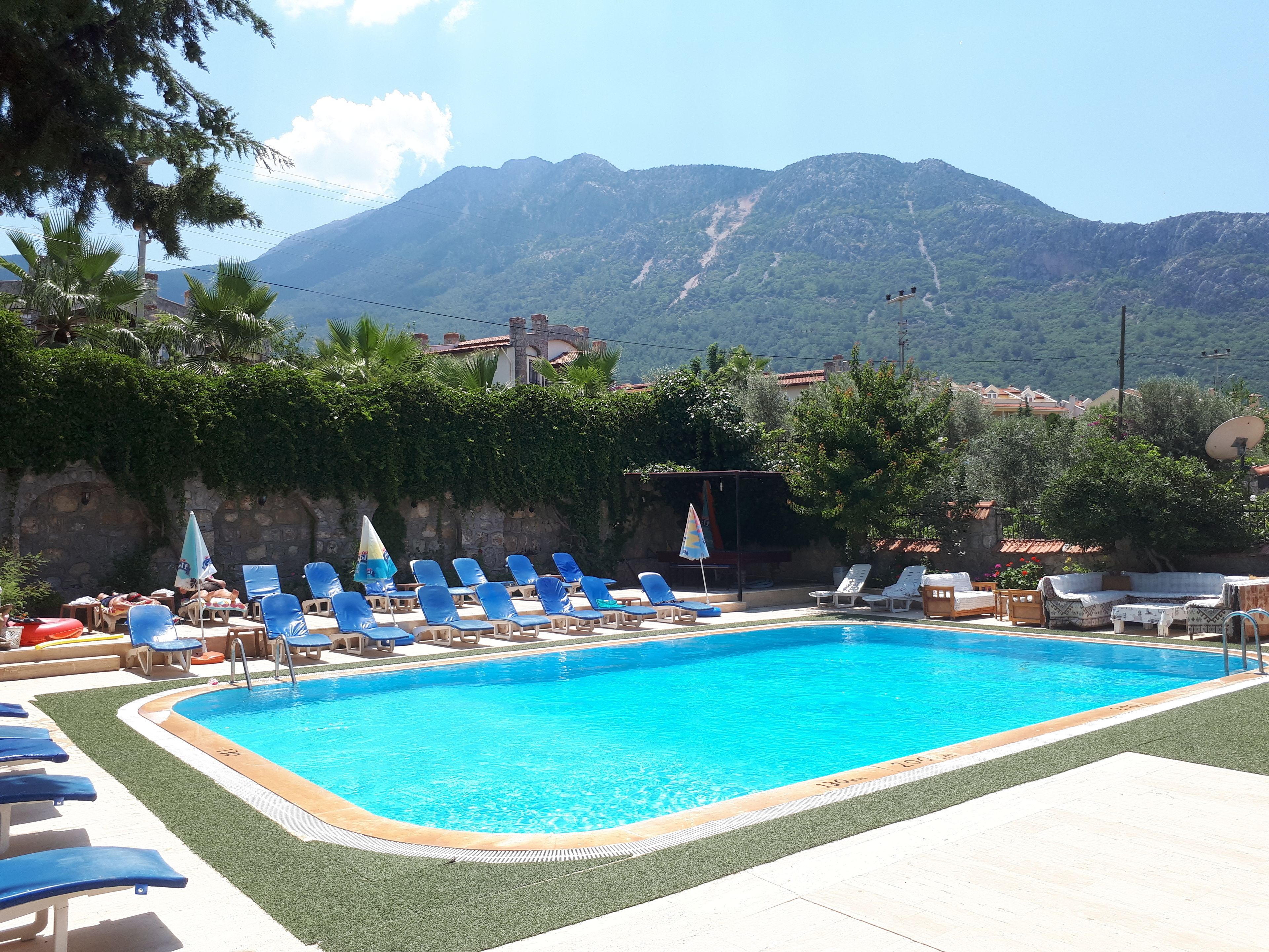 Hồ bơi ngoài trời, dù/ô trên bãi biển/hồ bơi, ghế dài tắm nắng 