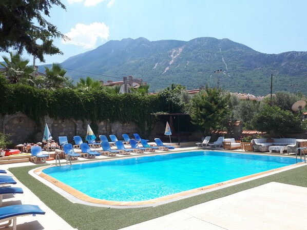 Kolam renang outdoor, dengan payung kolam renang dan kursi berjemur