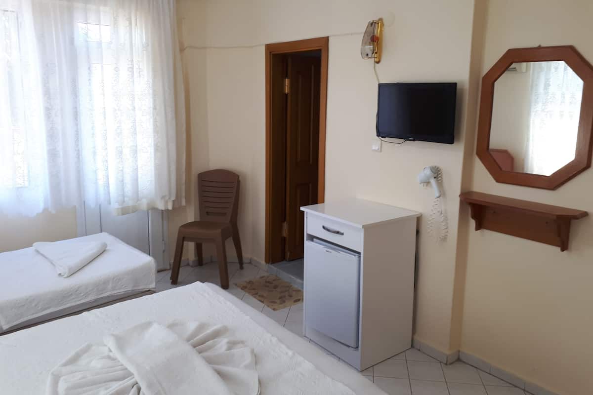 Quarto triplo | Frigobar, ferros/tábuas de passar roupa, berços grátis