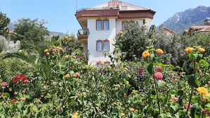 A building with a sign reading "EVEREST" and a balcony. - Everest Apart Hotel (Fethiye)