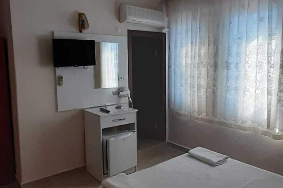Quarto casal standard | Frigobar, ferros/tábuas de passar roupa, berços grátis