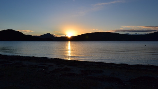 A sunset over a calm lake with mountains in the background. - Vikedal Vertshus (Vindafjord)