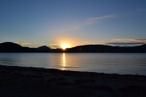 A sunset over a calm lake with mountains in the background. - Vikedal Vertshus (Vindafjord)