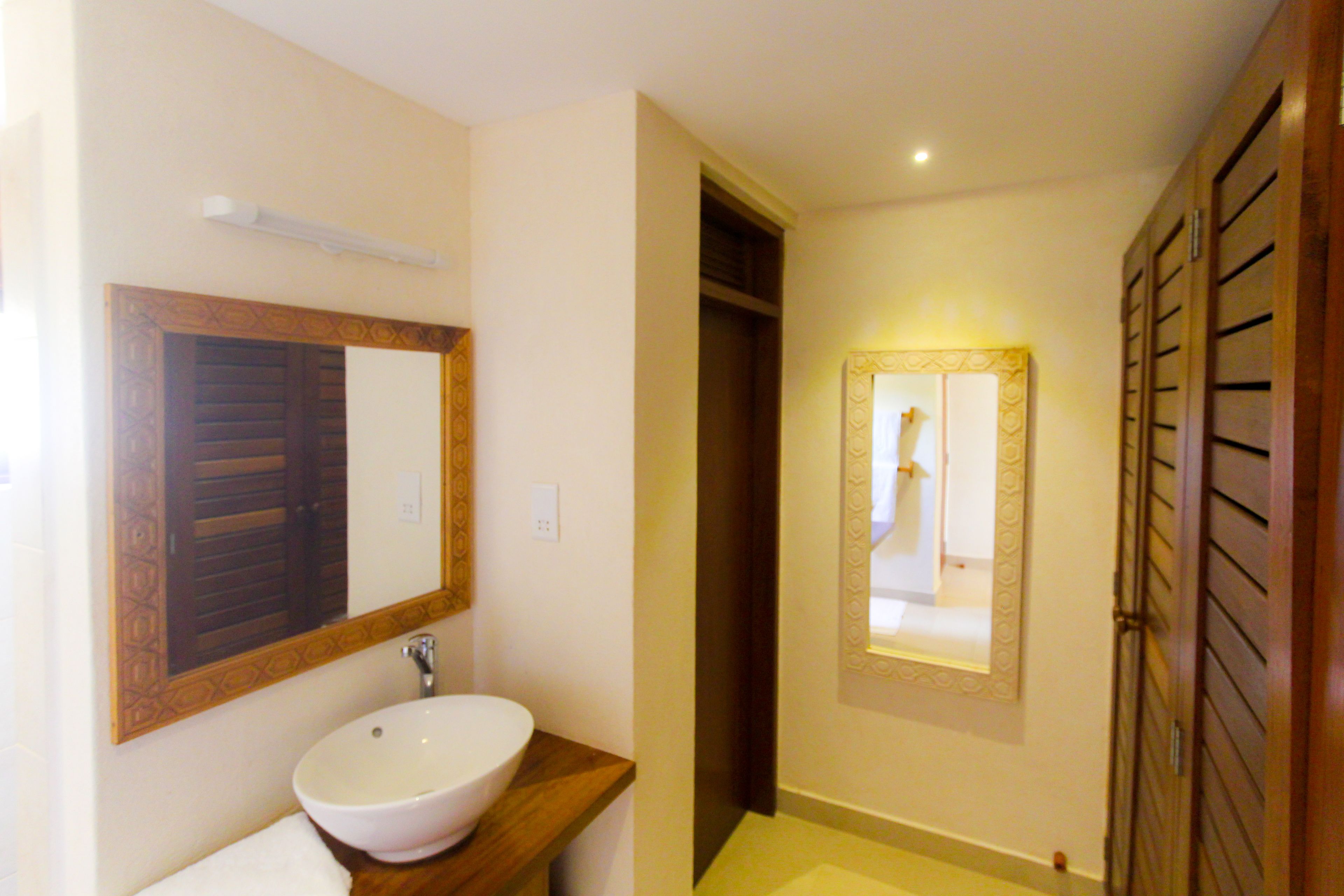 Separate bathtub and shower, rainfall showerhead, free toiletries