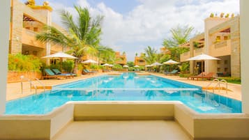 Una piscina al aire libre