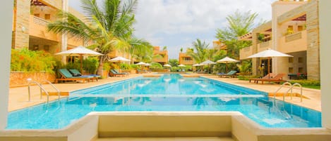 Una piscina al aire libre