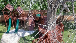Un parque infantil con toboganes y estructuras para escalar.