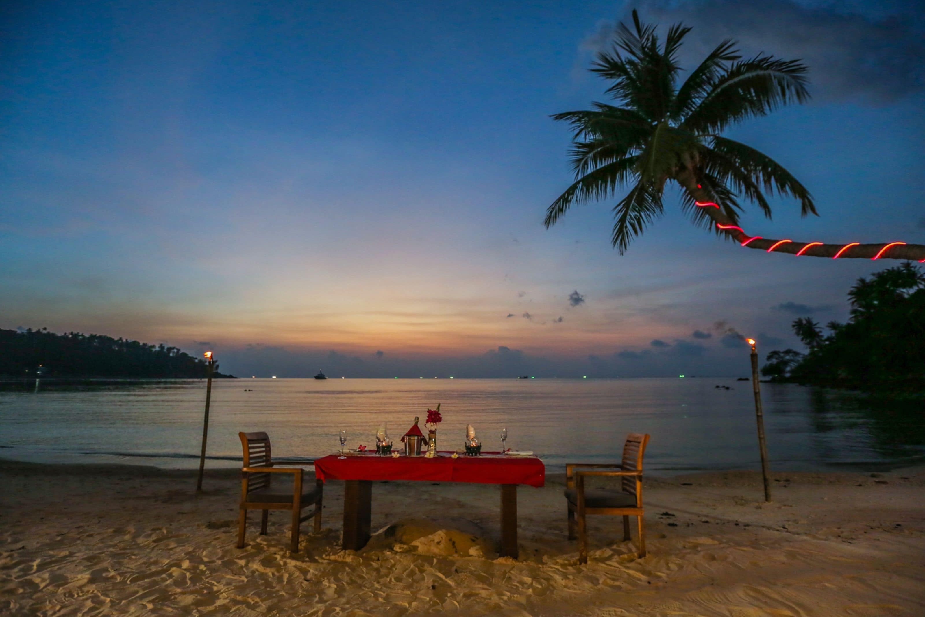 Breakfast, lunch, dinner served; local and international cuisine 