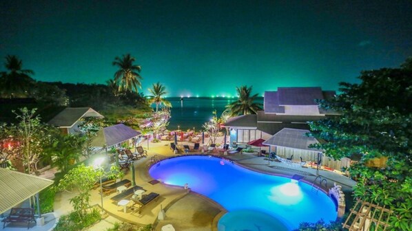 Outdoor pool, open 8:00 AM to 2:00 PM, pool loungers