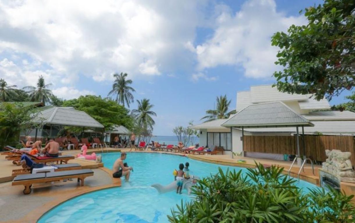 Piscina externa, funciona das 8h às 14h, espreguiçadeiras