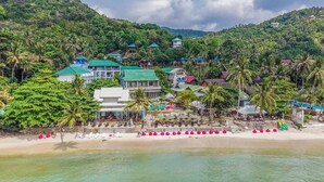 A coastal resort with beachside villas, palm trees, and a sandy beach. - Villa Cha Cha Salad Beach Koh Phangan (Ko Pha-ngan)
