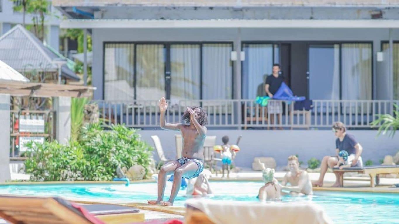 Udendørs pool, åben fra kl. 08.00 til kl. 14.00, liggestole