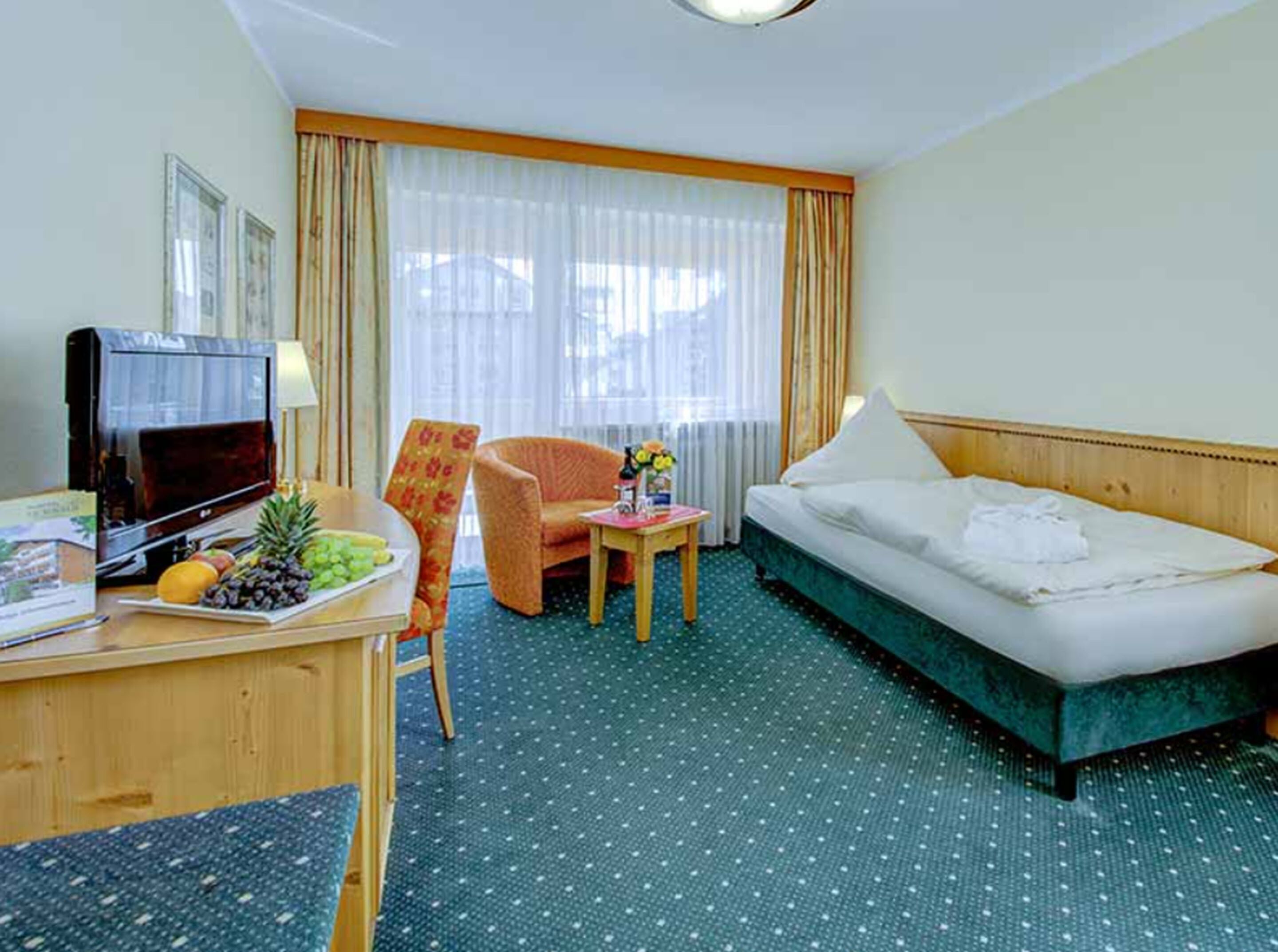 standard single room | in-room safe, desk, cots/infant beds, rollaway beds