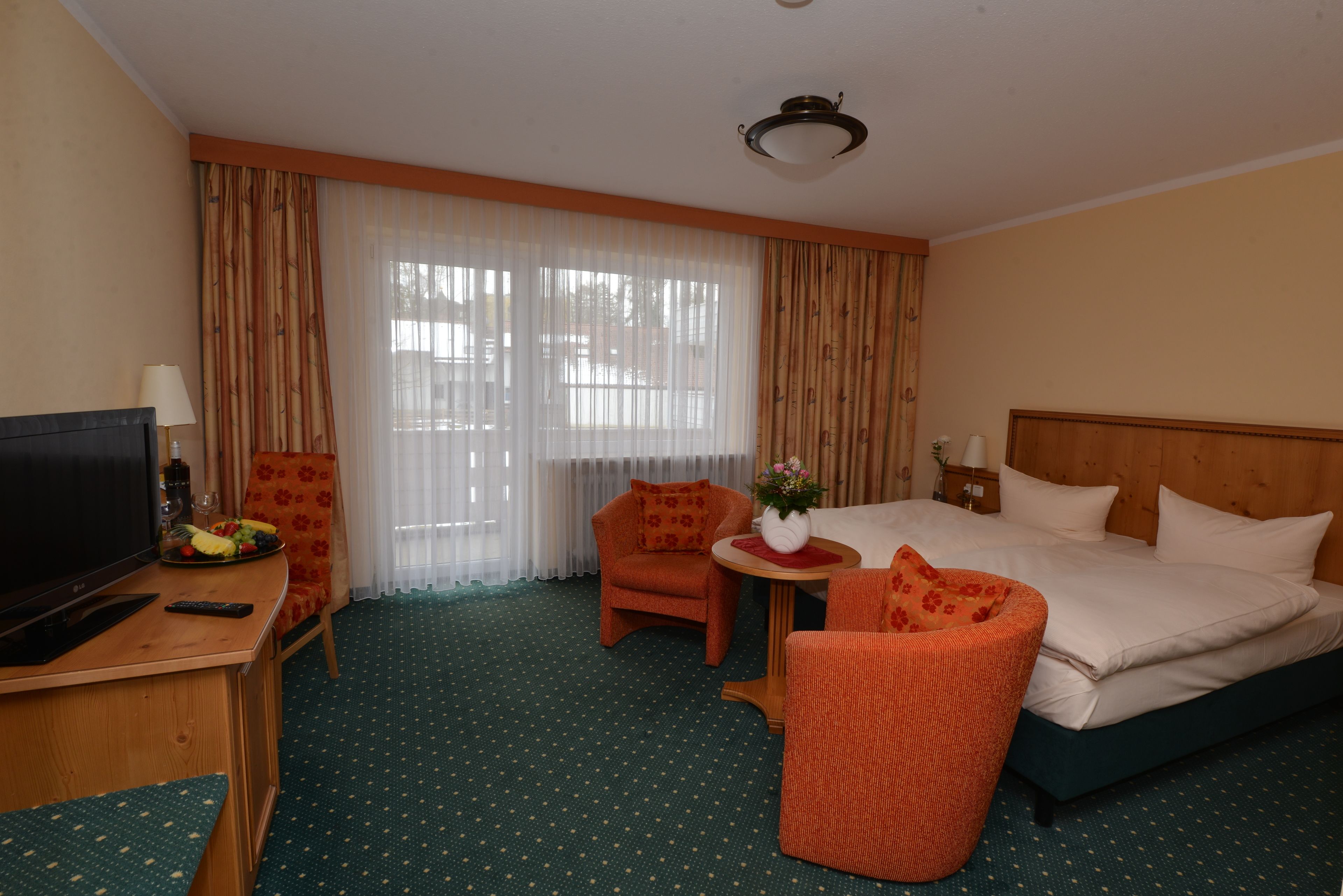 classic double room | in-room safe, desk, cots/infant beds, rollaway beds