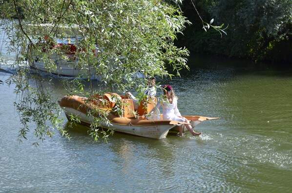 A boat with passengers on a calm river surrounded by greenery. - Agva Masal Evi (Sile)