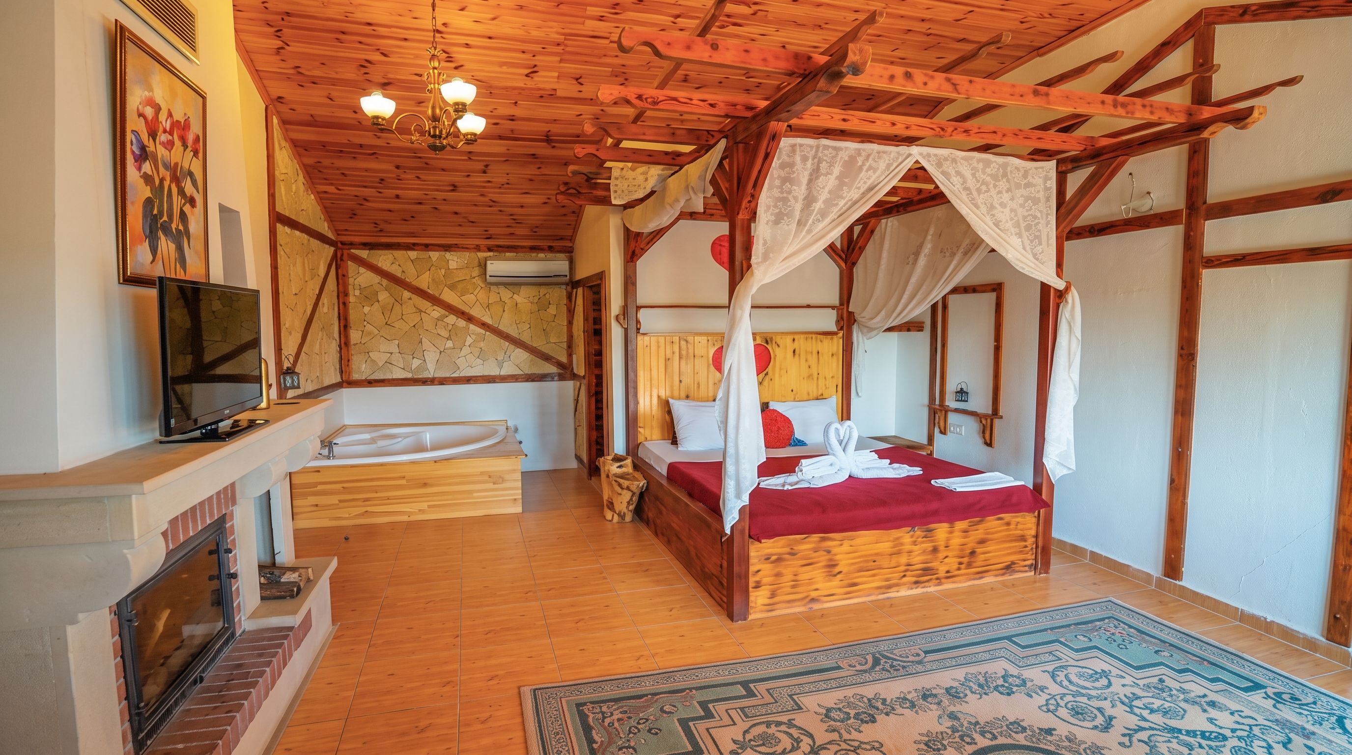 Une pièce en bois avec un lit, une cheminée et un téléviseur.