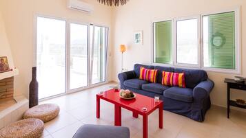 Villa Premium, 2 chambres, vue mer | Coin séjour | Télévision LCD, cheminée, lecteur de DVD