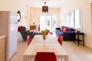 Villa Prestige, 2 chambres, vue sur la mer | Cuisine privée | Réfrigérateur, four à micro-ondes, un four, surface de cuisson
