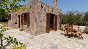 Traditional Stone Studio | Terraza o patio