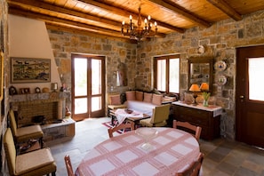 Traditional Stone Studio | Aire de séjour | Téléviseur ACL, foyer, lecteur de DVD