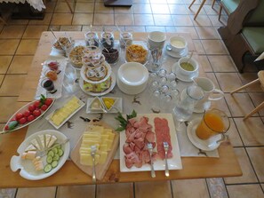 Un bufé de desayuno con diversas opciones de comida y bebidas.