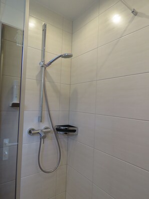 Habitació doble Comfort, balcó, vistes a la muntanya | Caixa forta a l'habitació, llits addicionals i wifi gratuïta 