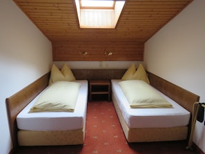 Habitación Confort con 1 cama matrimonial o 2 individuales, para no fumadores | Caja de seguridad en la habitación, camas extra y wifi gratis 