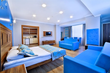 Family Suite Room | Premium bedding, minibar, in-room safe, soundproofing