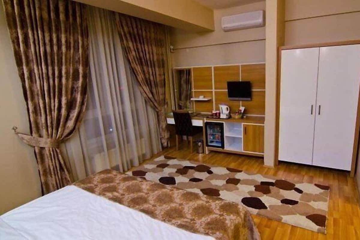 Standard Double or Twin Room | Peti besi dalam bilik, meja, ruang kerja komputer riba 