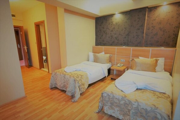 标准双人房或双床房 | 客房内保险箱、办公桌、笔记本电脑工作区、熨斗/熨板