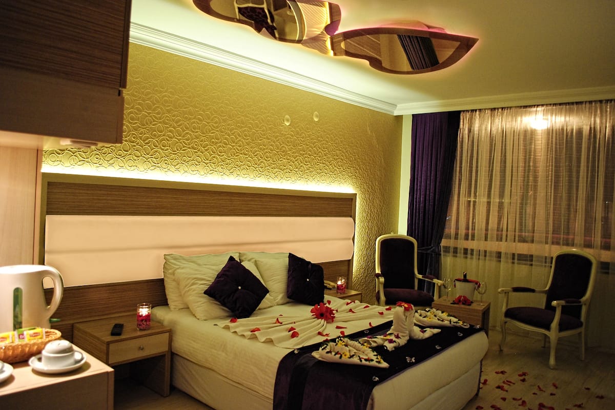 Romantic Room (Purple) | In-room safe, desk, WiFi (free)