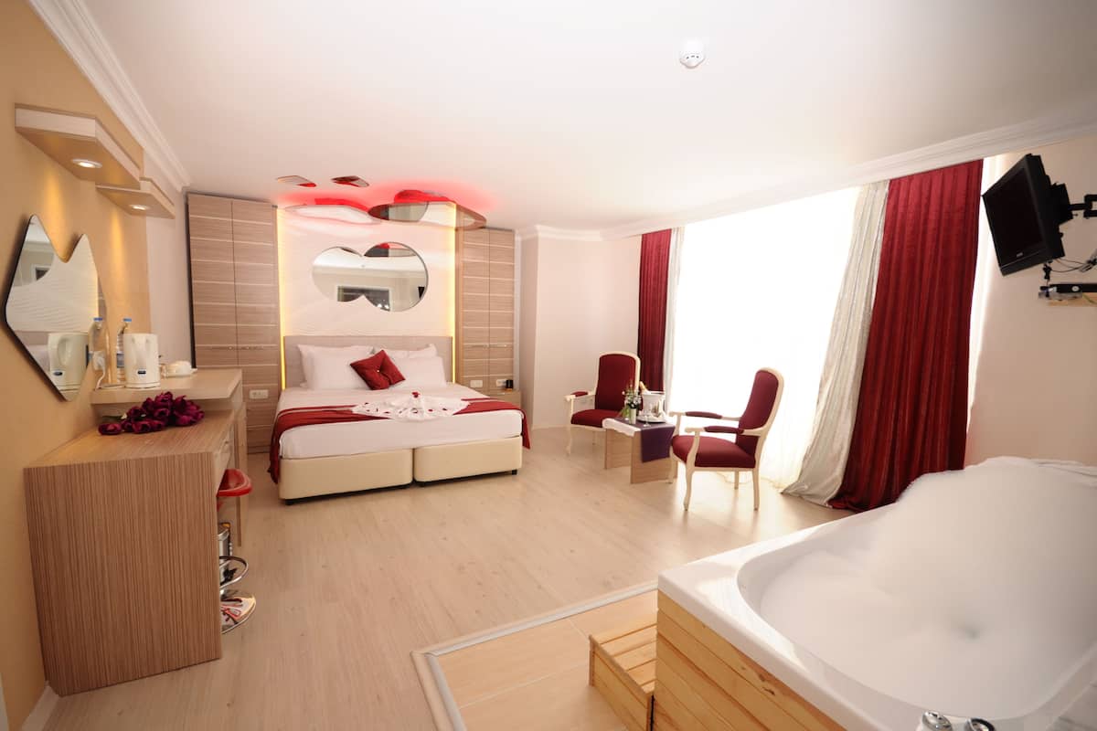 Romantic Room (Red) | In-room safe, desk, WiFi (free)