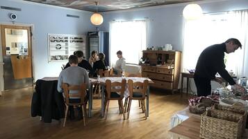 Café da manhã com buffet todos os dias (SEK 120.00 por pessoa)