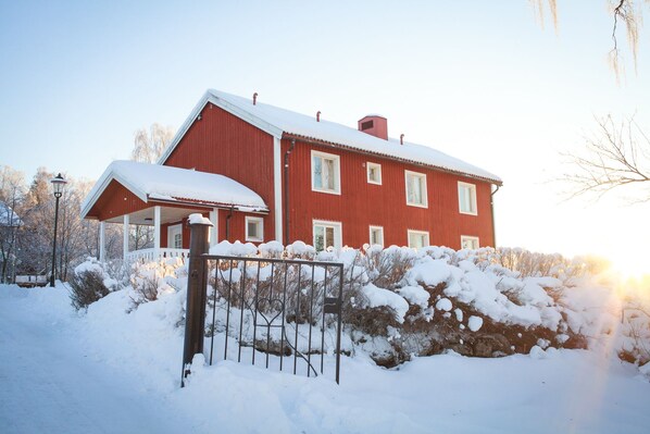 Set amidst a serene natural backdrop, this charming house offers a peaceful retreat.